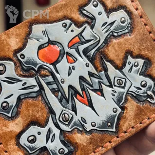 Описание картинки Кожаный картхолдер Warhammer 40k Boyz Ork Орк Бойз от Мастерская - 2D20 по цене 5 500руб | Свободный Рынок Миниатюр - СРМ