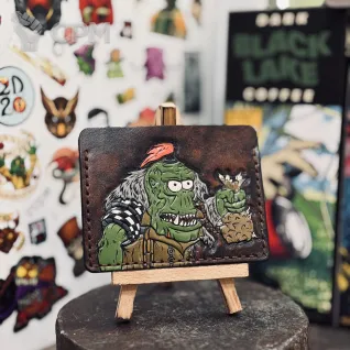 Описание картинки Кожаный картхолдер с тиснением Warhammer 40k Boyz Ork Орк Бойз от Мастерская - 2D20 по цене 5 500руб | Свободный Рынок Миниатюр - СРМ