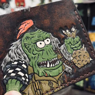 Описание картинки Кожаный картхолдер с тиснением Warhammer 40k Boyz Ork Орк Бойз от Мастерская - 2D20 по цене 5 500руб | Свободный Рынок Миниатюр - СРМ