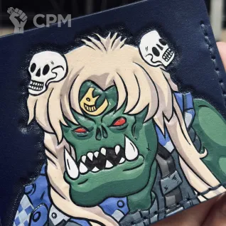Описание картинки Кожаный картхолдер с тиснением Warhammer 40k Boyz Ork Орк Бойз Sailor Bad Moon от Мастерская - 2D20 по цене 5 500руб | Свободный Рынок Миниатюр - СРМ