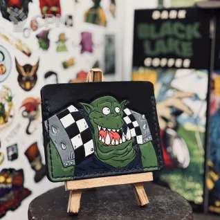Описание картинки Кожаный картхолдер с тиснением Warhammer 40k Boyz Ork Орк Бойз от Мастерская - 2D20 по цене 5 500руб | Свободный Рынок Миниатюр - СРМ