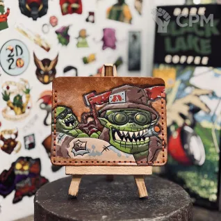 Описание картинки Кожаный картхолдер с тиснением Warhammer 40k Boyz Ork Орк Бойз от Мастерская - 2D20 по цене 5 500руб | Свободный Рынок Миниатюр - СРМ