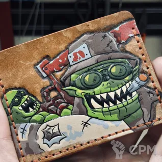 Описание картинки Кожаный картхолдер с тиснением Warhammer 40k Boyz Ork Орк Бойз от Мастерская - 2D20 по цене 5 500руб | Свободный Рынок Миниатюр - СРМ