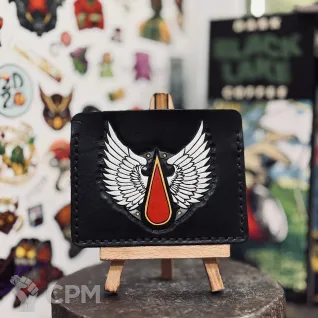 Описание картинки Кожаный картхолдер с тиснением Warhammer 40k Blood Angels Кровавые Ангелы от Мастерская - 2D20 по цене 5 500руб | Свободный Рынок Миниатюр - СРМ