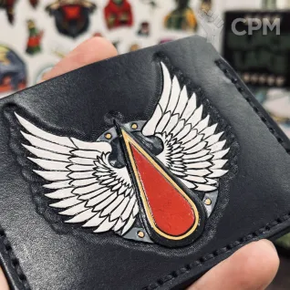 Описание картинки Кожаный картхолдер с тиснением Warhammer 40k Blood Angels Кровавые Ангелы от Мастерская - 2D20 по цене 5 500руб | Свободный Рынок Миниатюр - СРМ