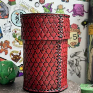 Описание картинки Стакан из кожи для дайсов "Дракон" Dice Cup\Кубомёт\Дайскап\Стакан от Мастерская - 2D20 по цене 7 500руб | Свободный Рынок Миниатюр - СРМ