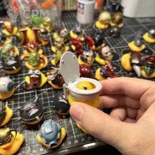 Описание картинки Скибиди утка от Duck Machine по цене 800руб | Свободный Рынок Миниатюр - СРМ