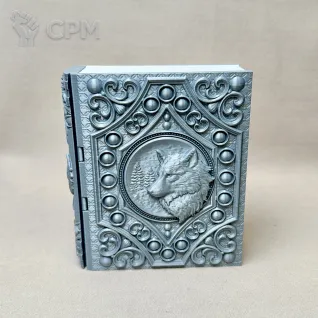 Описание картинки Коробка для кубиков и карт "Книга Лунного волка" от Миниатюры и фигурки по цене 1 400руб | Свободный Рынок Миниатюр - СРМ