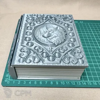 Описание картинки Коробка для кубиков и карт "Книга Лунного волка" от Миниатюры и фигурки по цене 1 400руб | Свободный Рынок Миниатюр - СРМ