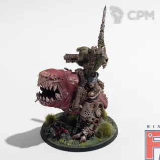 Описание картинки Beast boss on Squigosaur (собран, покрашен) от MiniaturesFAN по цене 7 044руб | Свободный Рынок Миниатюр - СРМ