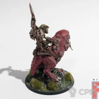Описание картинки Beast boss on Squigosaur (собран, покрашен) от MiniaturesFAN по цене 7 044руб | Свободный Рынок Миниатюр - СРМ