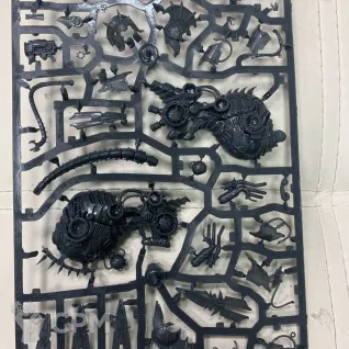 Описание картинки Vex Machinator, Arch-Lord Discordant (2 литника) от WebWay по цене 2 145руб | Свободный Рынок Миниатюр - СРМ