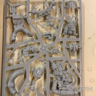 Описание картинки Big Mek with Shokk Attack Gun (1 литник) от WebWay по цене 935руб | Свободный Рынок Миниатюр - СРМ