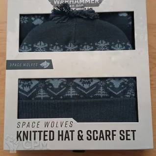 Описание картинки Space Wolves Knitted Hat &amp; Scarf Set (вязаные шапка и шарф космоволков) от Fledermaus по цене 3 500руб | Свободный Рынок Миниатюр - СРМ