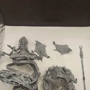 Описание картинки Queen of Slaanesh от WebWay 3D по цене 2 500руб | Свободный Рынок Миниатюр - СРМ