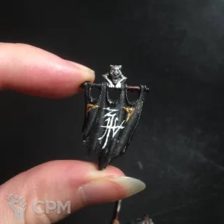 Описание картинки Знаменосец Чёрной Стражи / Dark Elf Black Guard Standard Bearer от Solitaire по цене 1 300руб | Свободный Рынок Миниатюр - СРМ