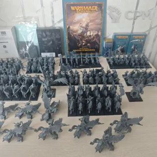 Описание картинки Ориг армия Бретонии с аркан журналом, кубами, треями и колодами карт магии, предметов от Shadzy по цене 45 000руб | Свободный Рынок Миниатюр - СРМ