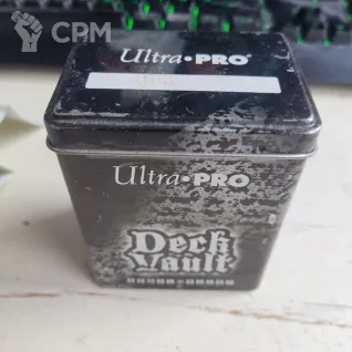 Описание картинки Бокс для колоды Ultra Pro Deck Vault Steel Alloy от Snake по цене 1 800руб | Свободный Рынок Миниатюр - СРМ