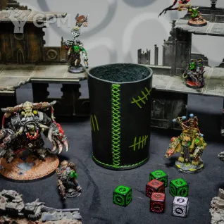 Описание картинки Стакан для кубов с крышкой/Кубомёт/Dice cup/Плохие Луны/Warhammer/Orks от Мастерская - 2D20 по цене 4 000руб | Свободный Рынок Миниатюр - СРМ