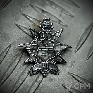 Описание картинки Значок VII - Imperial Fists (Имперские кулаки) от Game&Reality Studio по цене 600руб | Свободный Рынок Миниатюр - СРМ