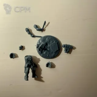 Описание картинки Space Marine Liteunant, литье от fuseddisplay по цене 500руб | Свободный Рынок Миниатюр - СРМ