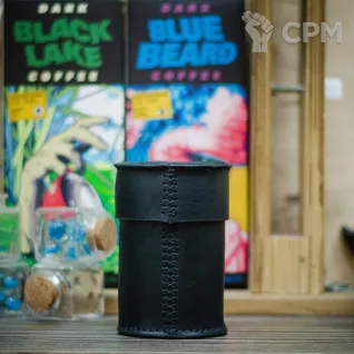 Описание картинки Стакан для кубов с крышкой Кубомёт/Dice cup чёрный от Мастерская - 2D20 по цене 2 000руб | Свободный Рынок Миниатюр - СРМ