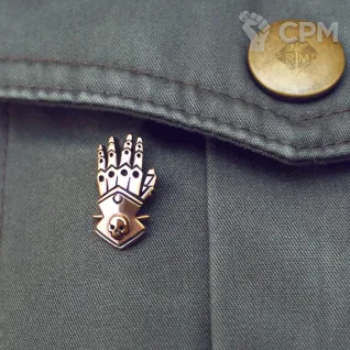 Описание картинки Латунный значок "Железные руки" (Iron Hands) от Строго по-Имперски по цене 1 000руб | Свободный Рынок Миниатюр - СРМ