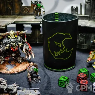 Описание картинки Стакан для кубов с крышкой/Кубомёт/Dice cup/Плохие Луны/Warhammer/Orks от Мастерская - 2D20 по цене 4 000руб | Свободный Рынок Миниатюр - СРМ