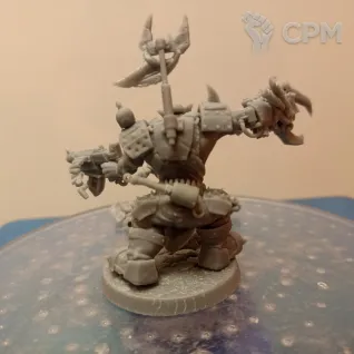 Описание картинки Варбосс (Warboss) - Орки (Orc) - Вархаммер 40000 (Миниатюры Warhammer 40000) от Лавка Приключенца по цене 499руб | Свободный Рынок Миниатюр - СРМ