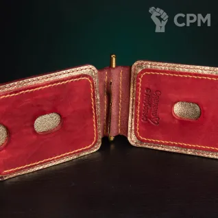 Описание картинки Кожаная купюрница «Кровавые Ангелы» Warhammer 40K (с латунной Аквилой, натуральная кожа) от LDBits по цене 4 200руб | Свободный Рынок Миниатюр - СРМ