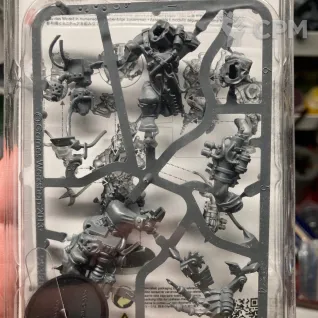 Описание картинки Ork Painboy (original) от Mini Wargame по цене 2 950руб | Свободный Рынок Миниатюр - СРМ